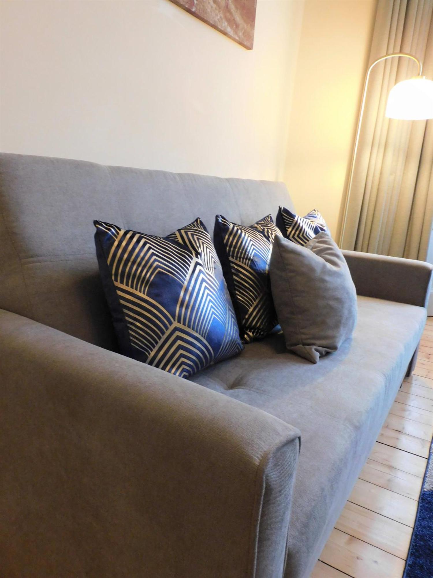 Beautiful & Spacious 2 Bed In West End Apartment
