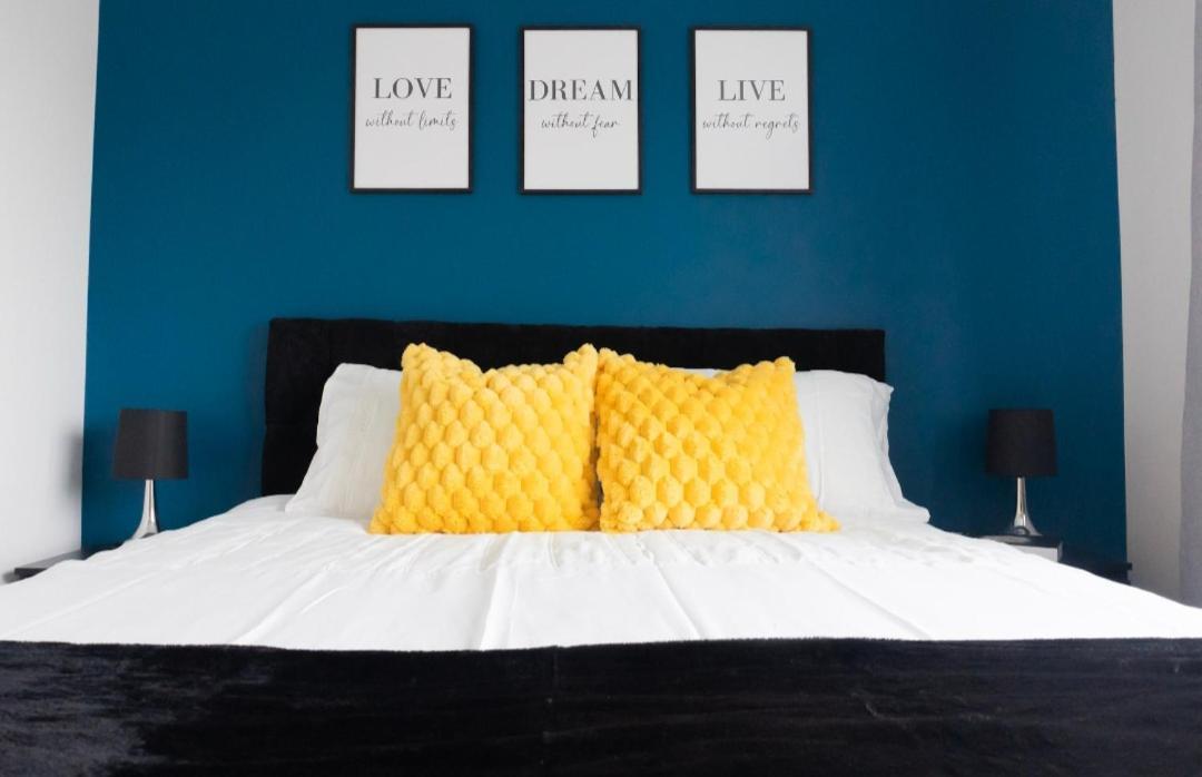 Stylish House With Private Parking Holiday home *