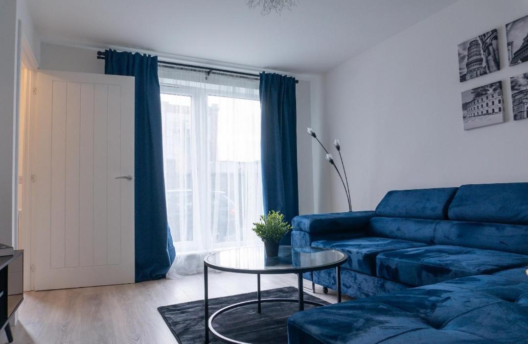 Stylish House With Private Parking *