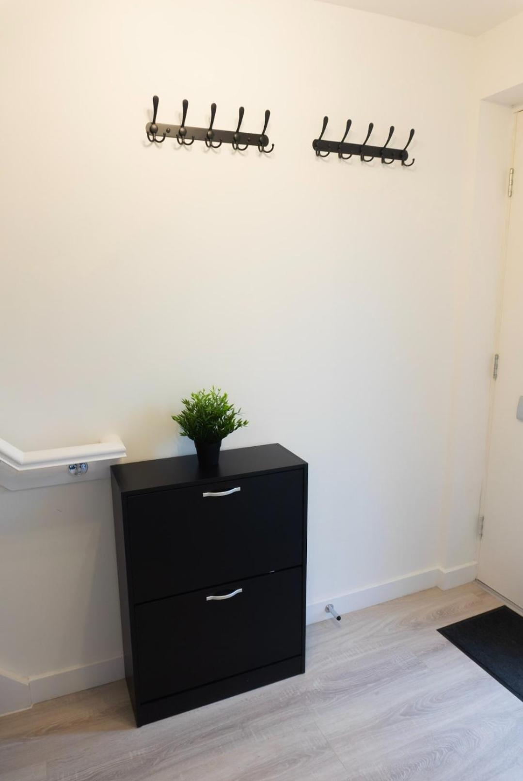 Stylish House With Private Parking *