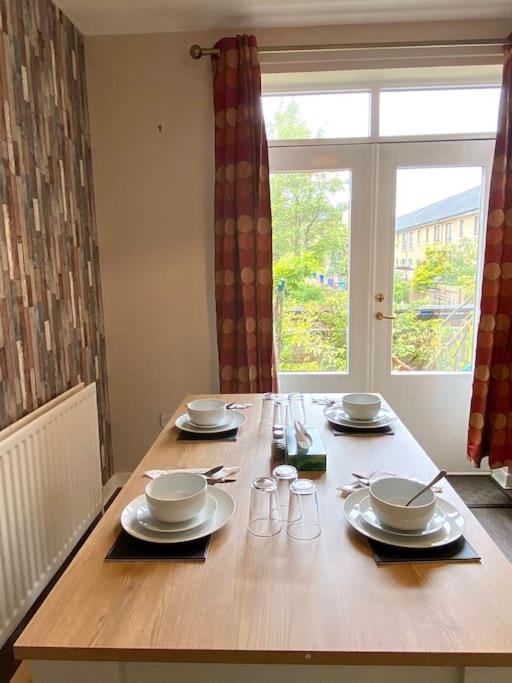 The Naburn - 3 Bed House With Free Parking & Close To Centre Holiday home Glasgow