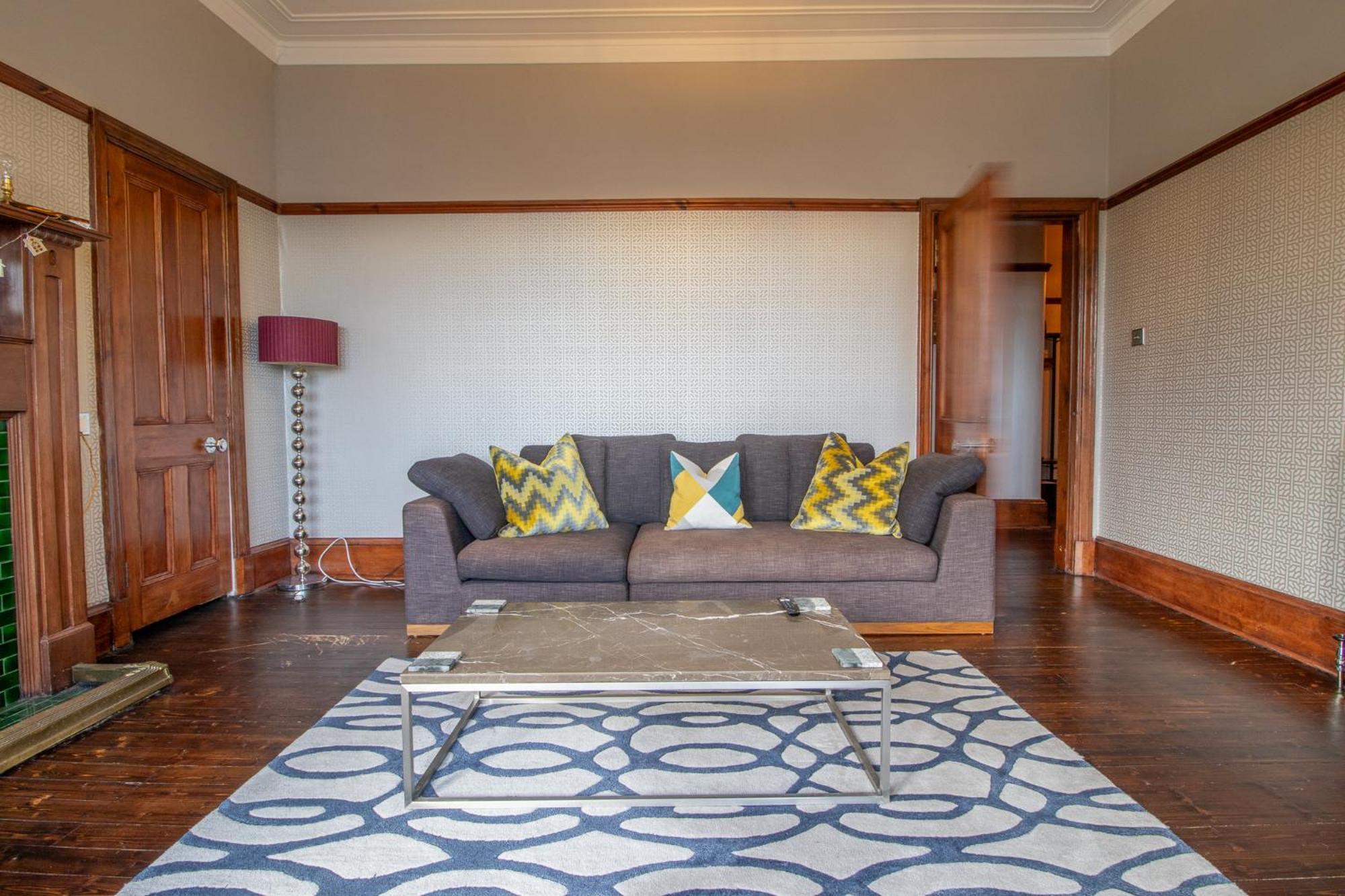 Pass The Keys Beautiful, Traditional 2 Bed Flat W Free Parking Apartment *