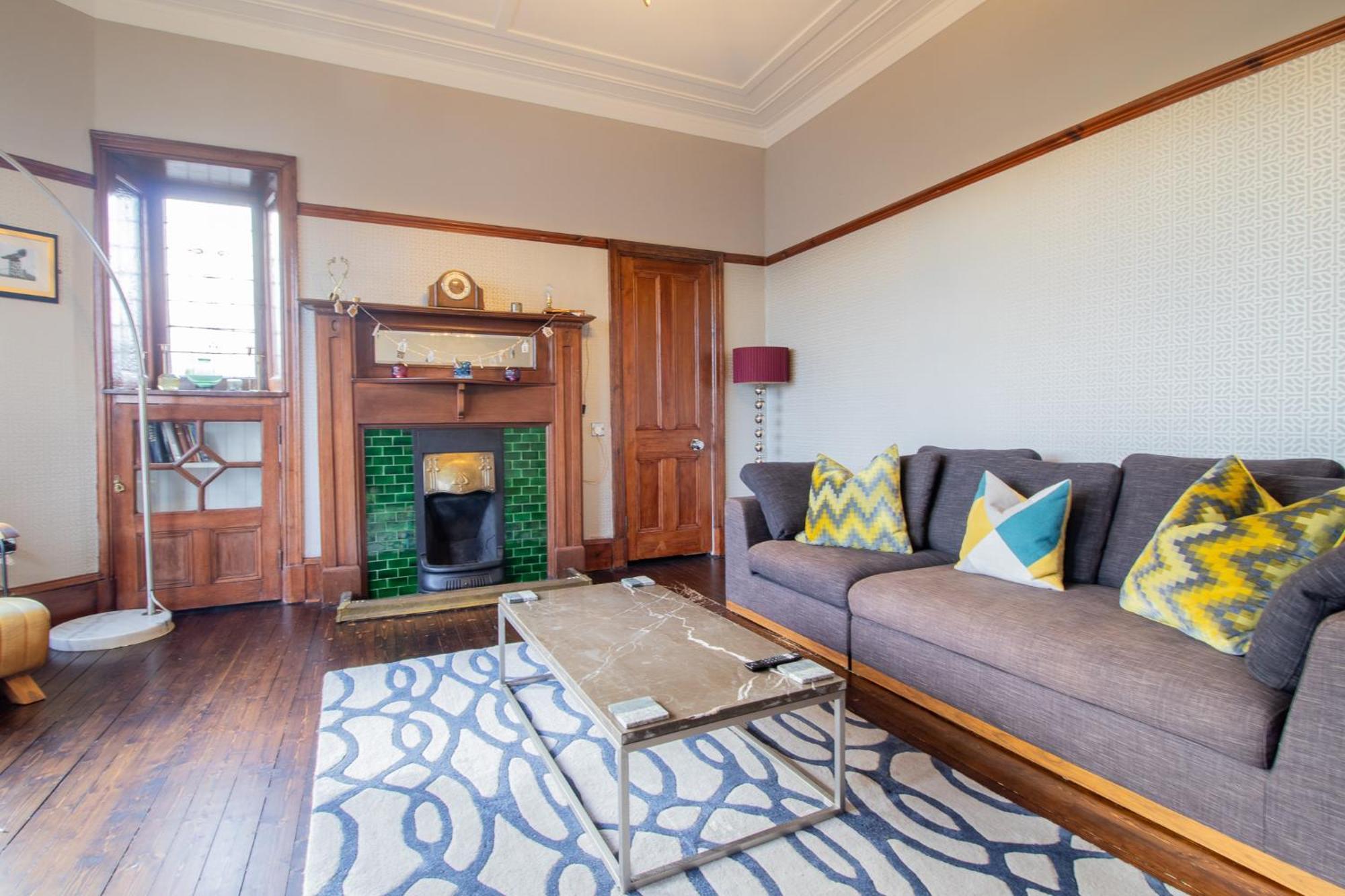 Pass The Keys Beautiful, Traditional 2 Bed Flat W Free Parking Apartment *