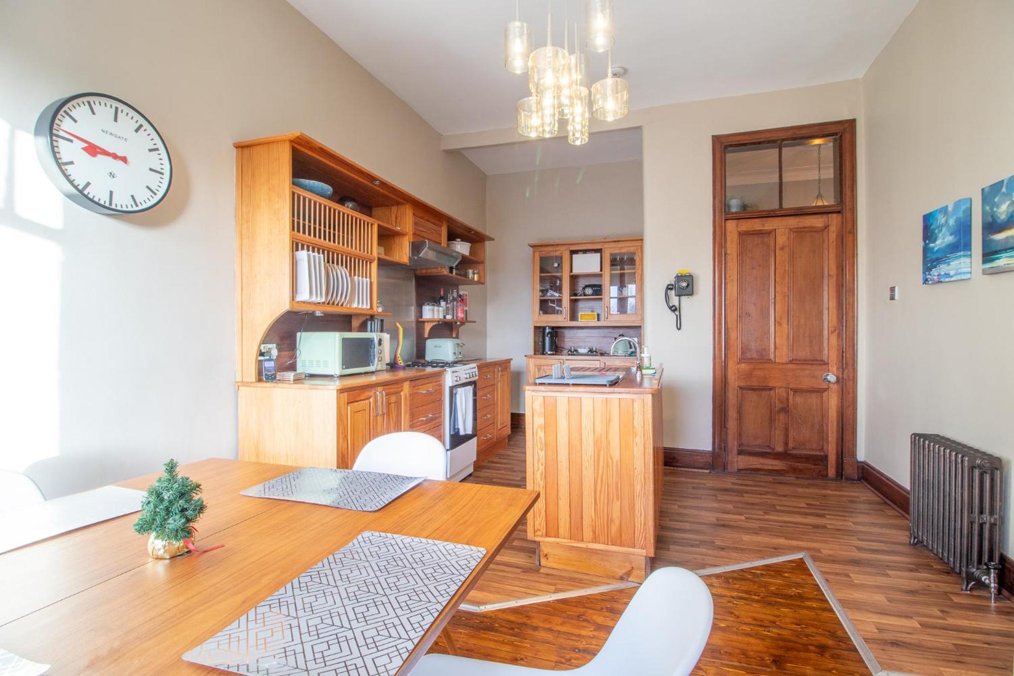 Pass The Keys Beautiful, Traditional 2 Bed Flat W Free Parking Apartment