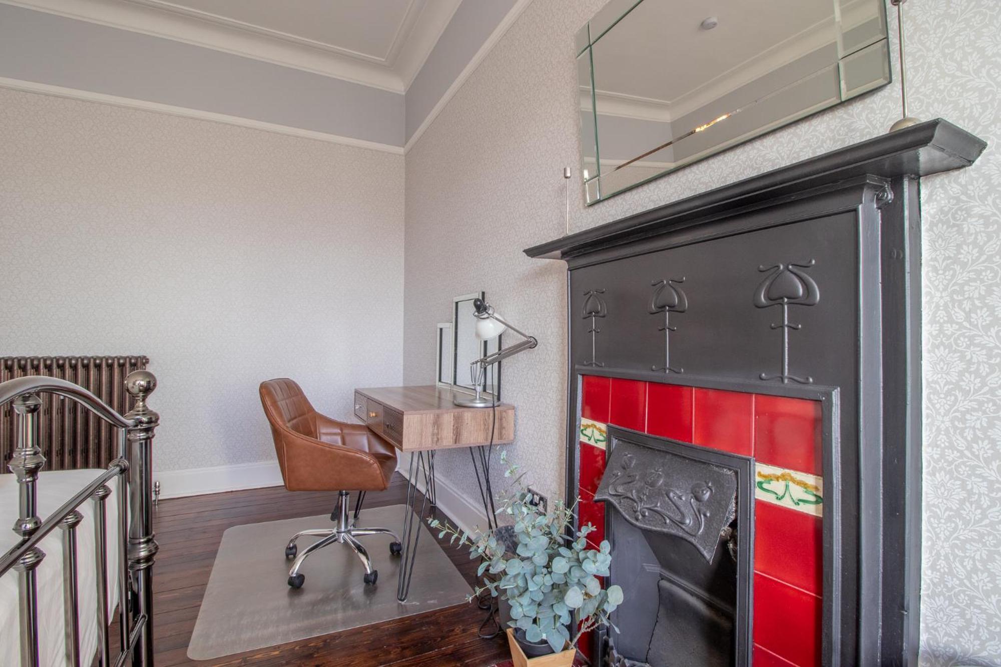Pass The Keys Beautiful, Traditional 2 Bed Flat W Free Parking *