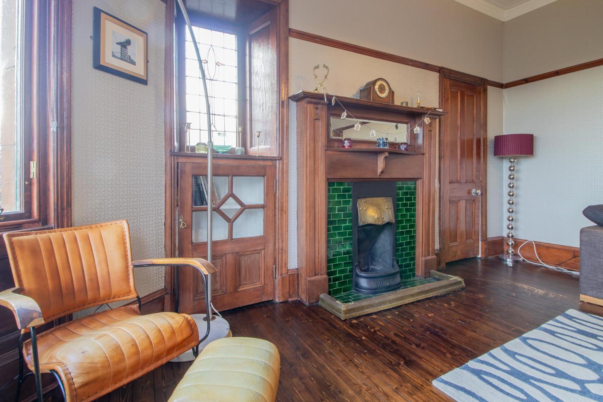 Pass The Keys Beautiful, Traditional 2 Bed Flat W Free Parking Apartment *
