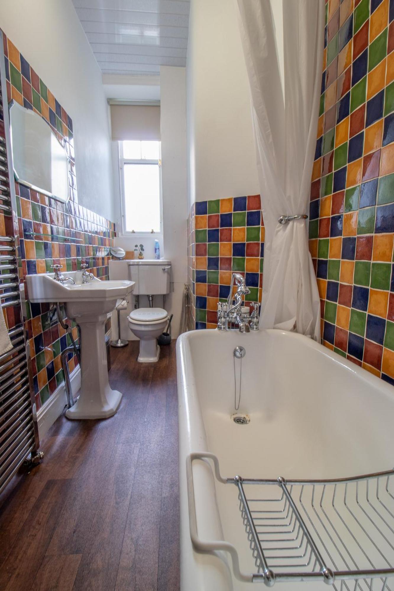 Pass The Keys Beautiful, Traditional 2 Bed Flat W Free Parking *