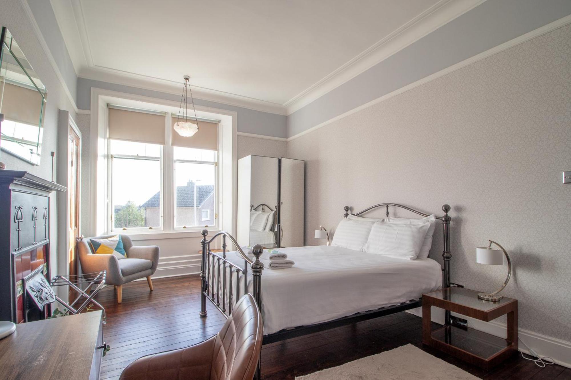 Pass The Keys Beautiful, Traditional 2 Bed Flat W Free Parking Apartment *