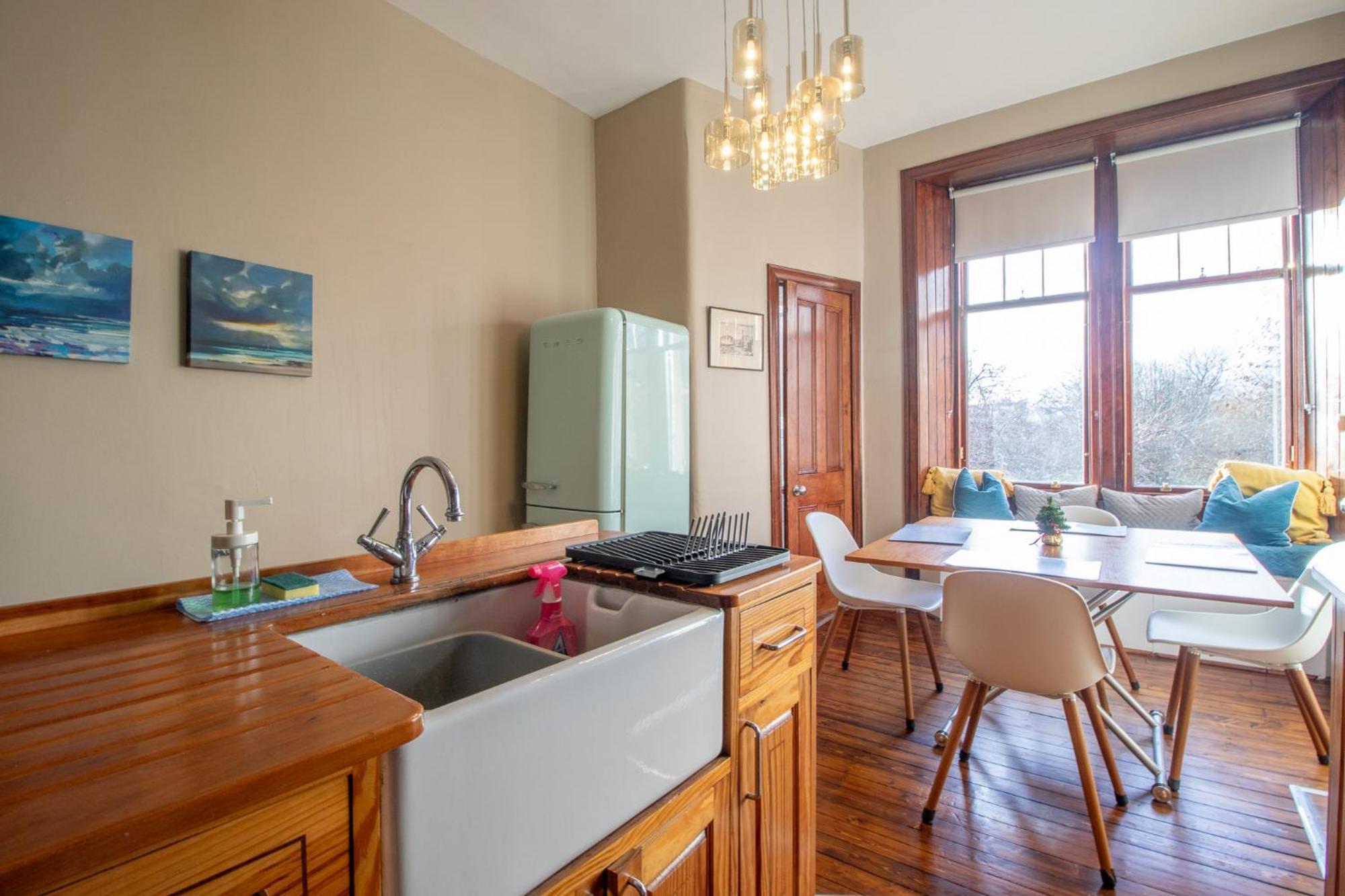 Pass The Keys Beautiful, Traditional 2 Bed Flat W Free Parking * Glasgow