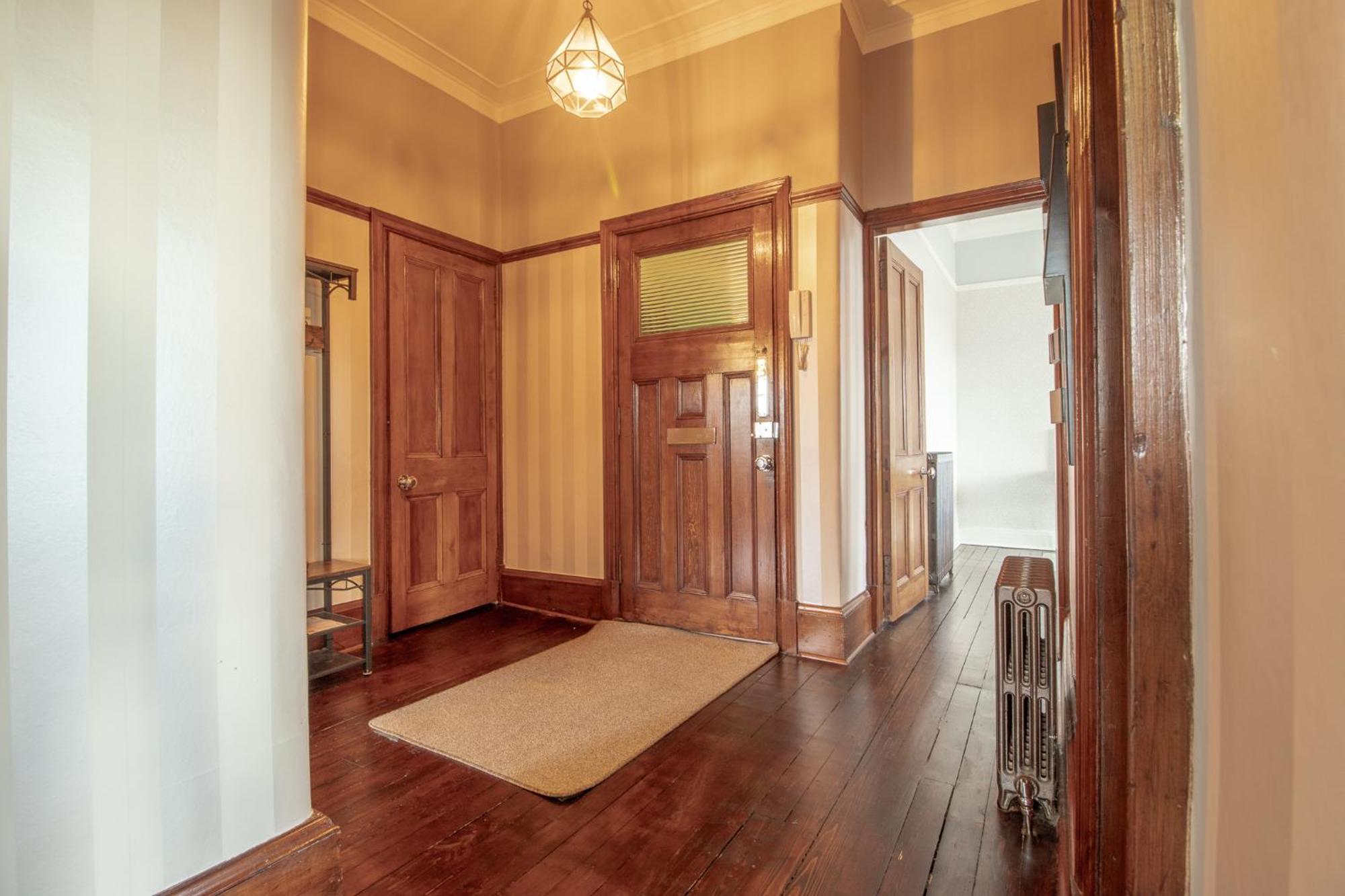 Pass The Keys Beautiful, Traditional 2 Bed Flat W Free Parking Apartment Glasgow