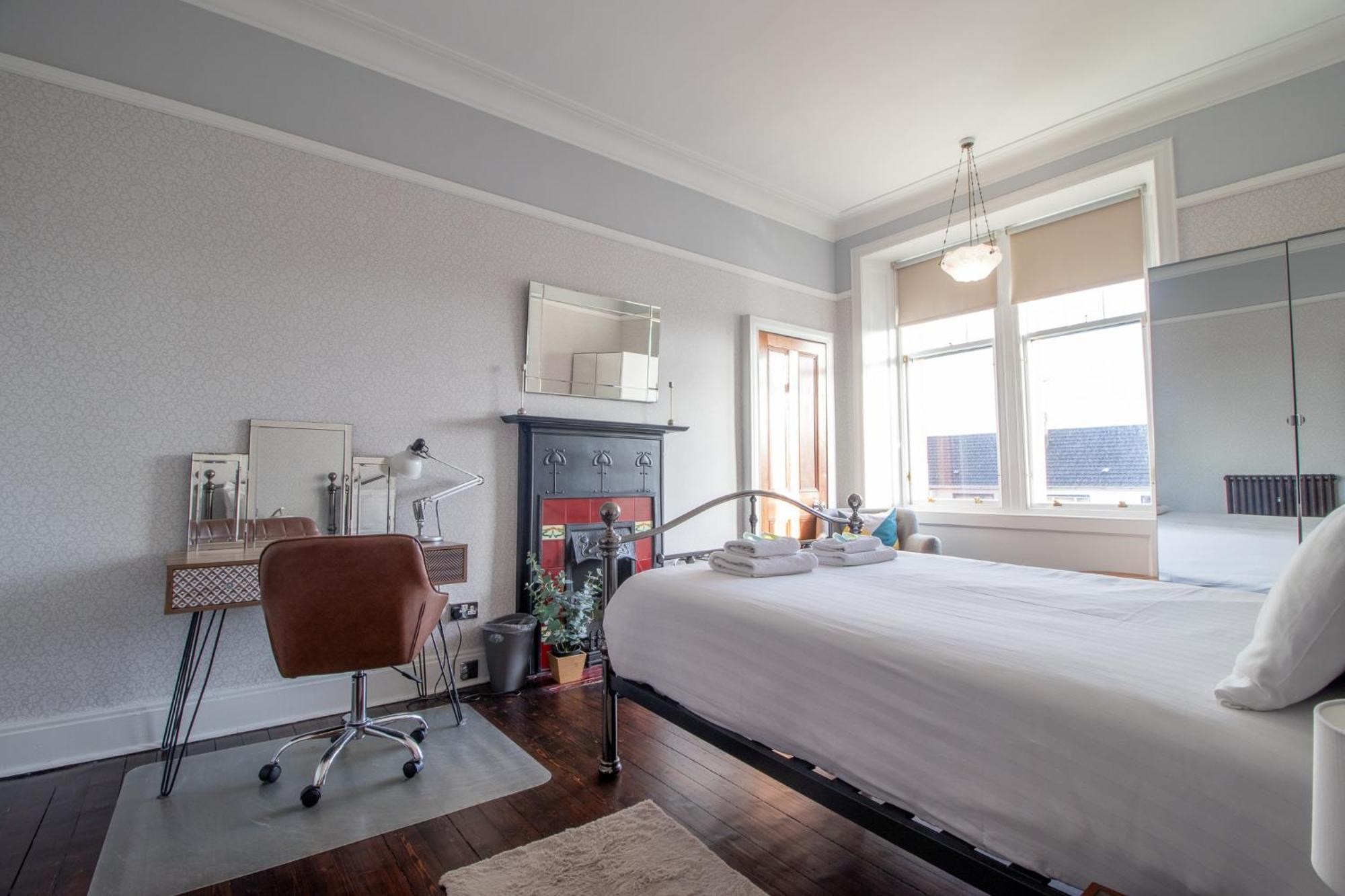 Pass The Keys Beautiful, Traditional 2 Bed Flat W Free Parking Apartment
