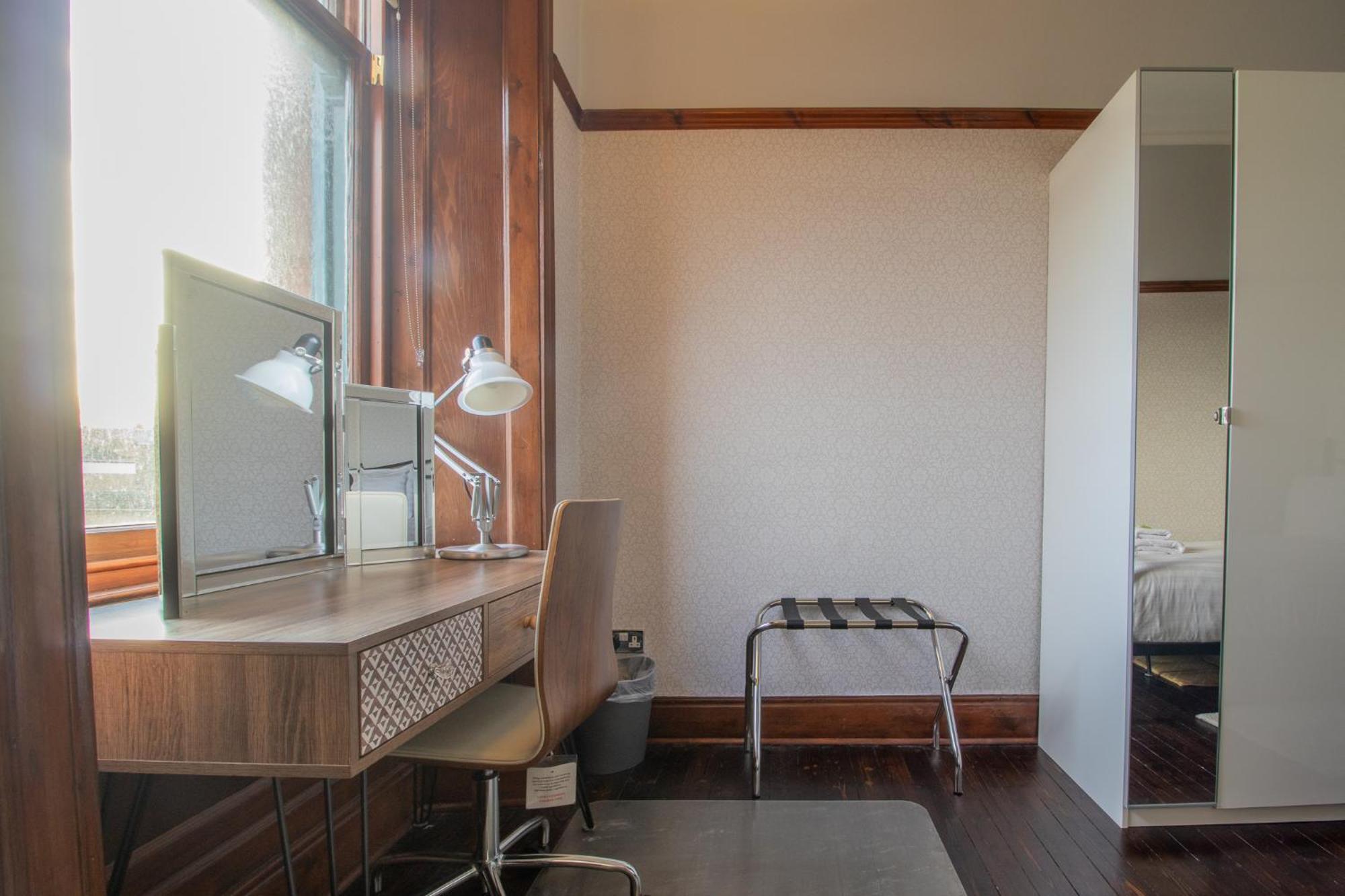 Pass The Keys Beautiful, Traditional 2 Bed Flat W Free Parking Apartment *