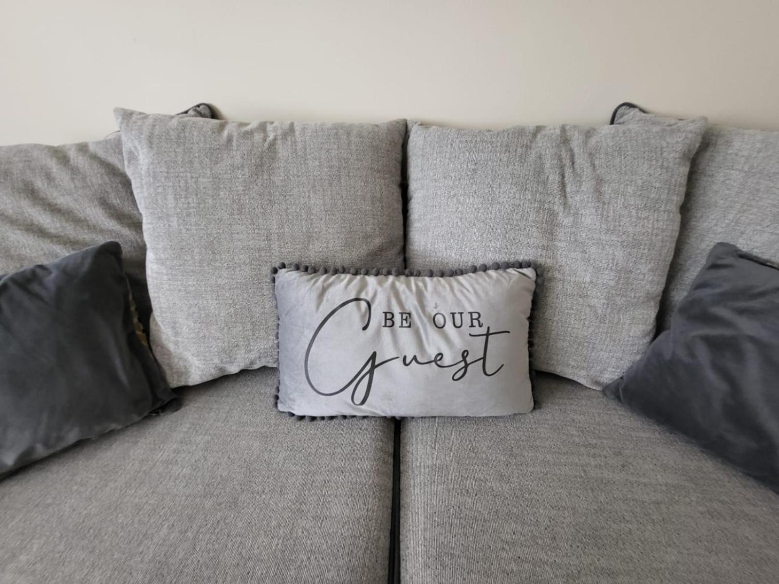 Apartment Large 3 Bed, Great For Contractors, With Private Parking *