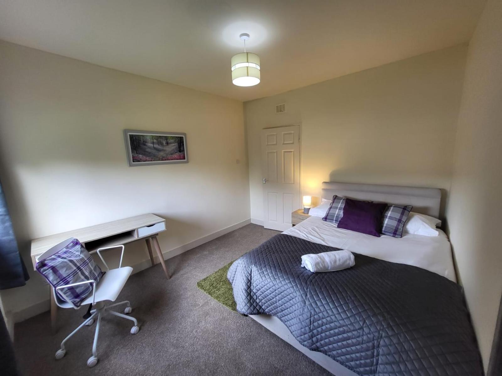 Large 3 Bed, Great For Contractors, With Private Parking * Glasgow