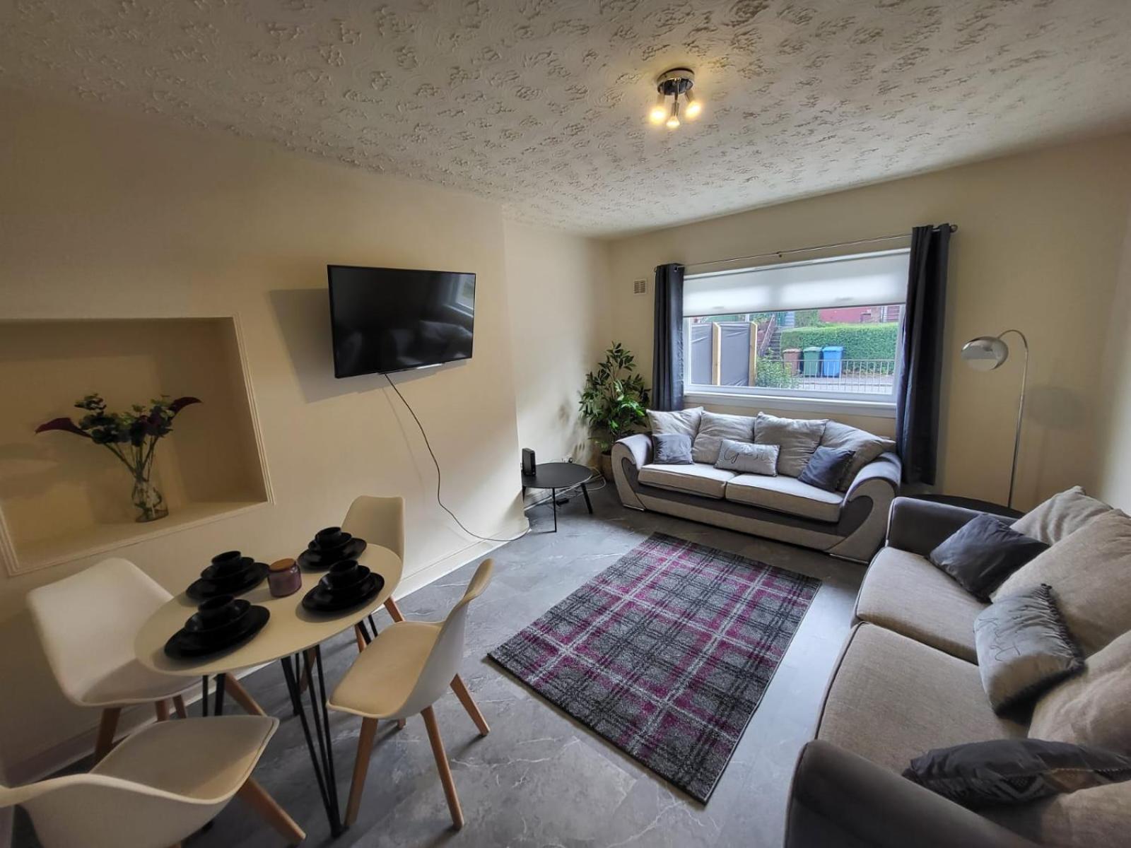 Large 3 Bed, Great For Contractors, With Private Parking Apartment
