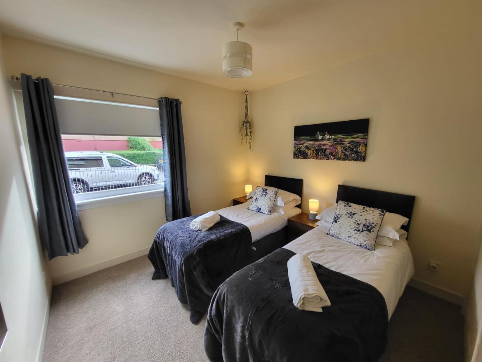 Large 3 Bed, Great For Contractors, With Private Parking Apartment *