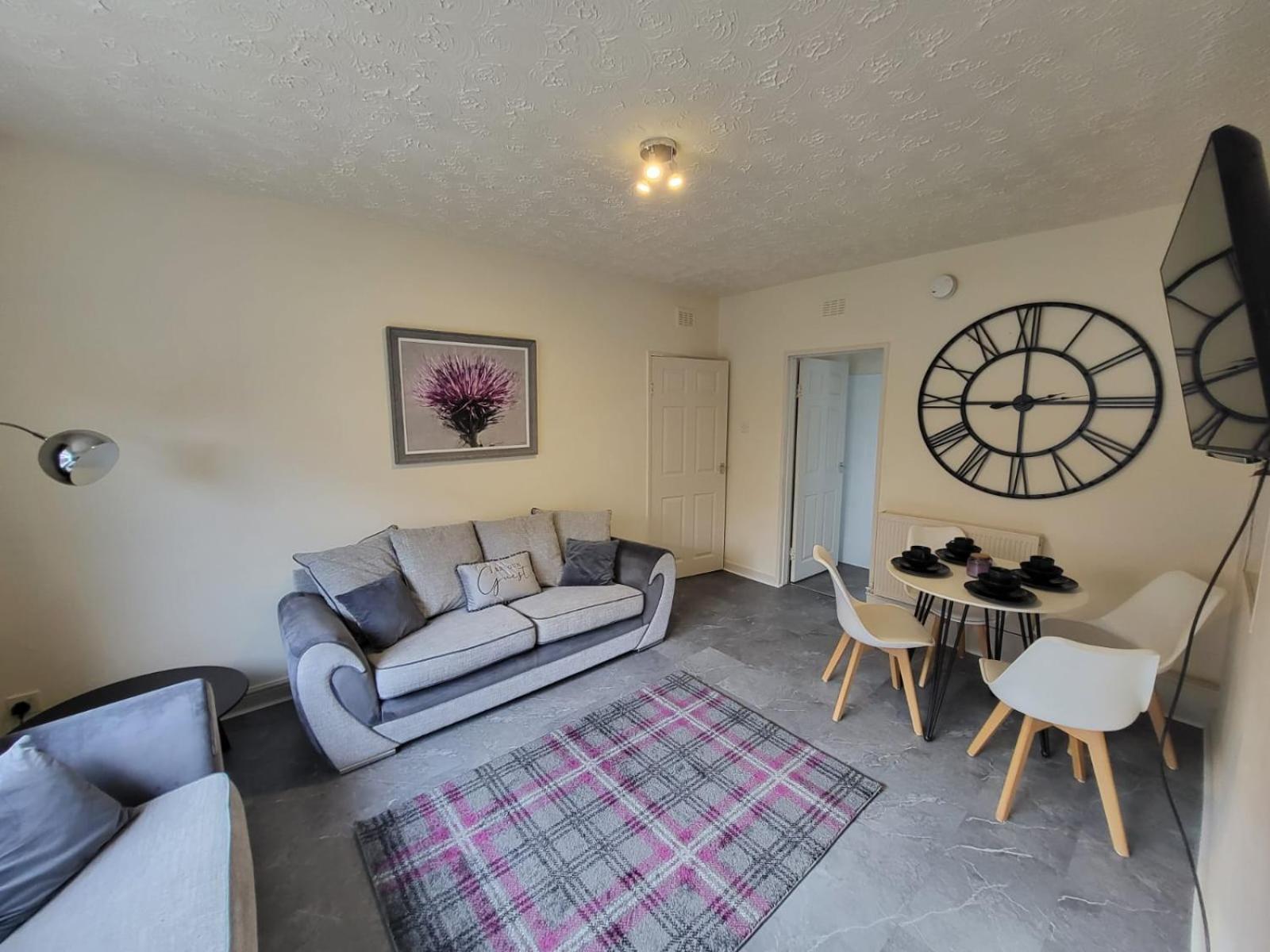 Large 3 Bed, Great For Contractors, With Private Parking Glasgow