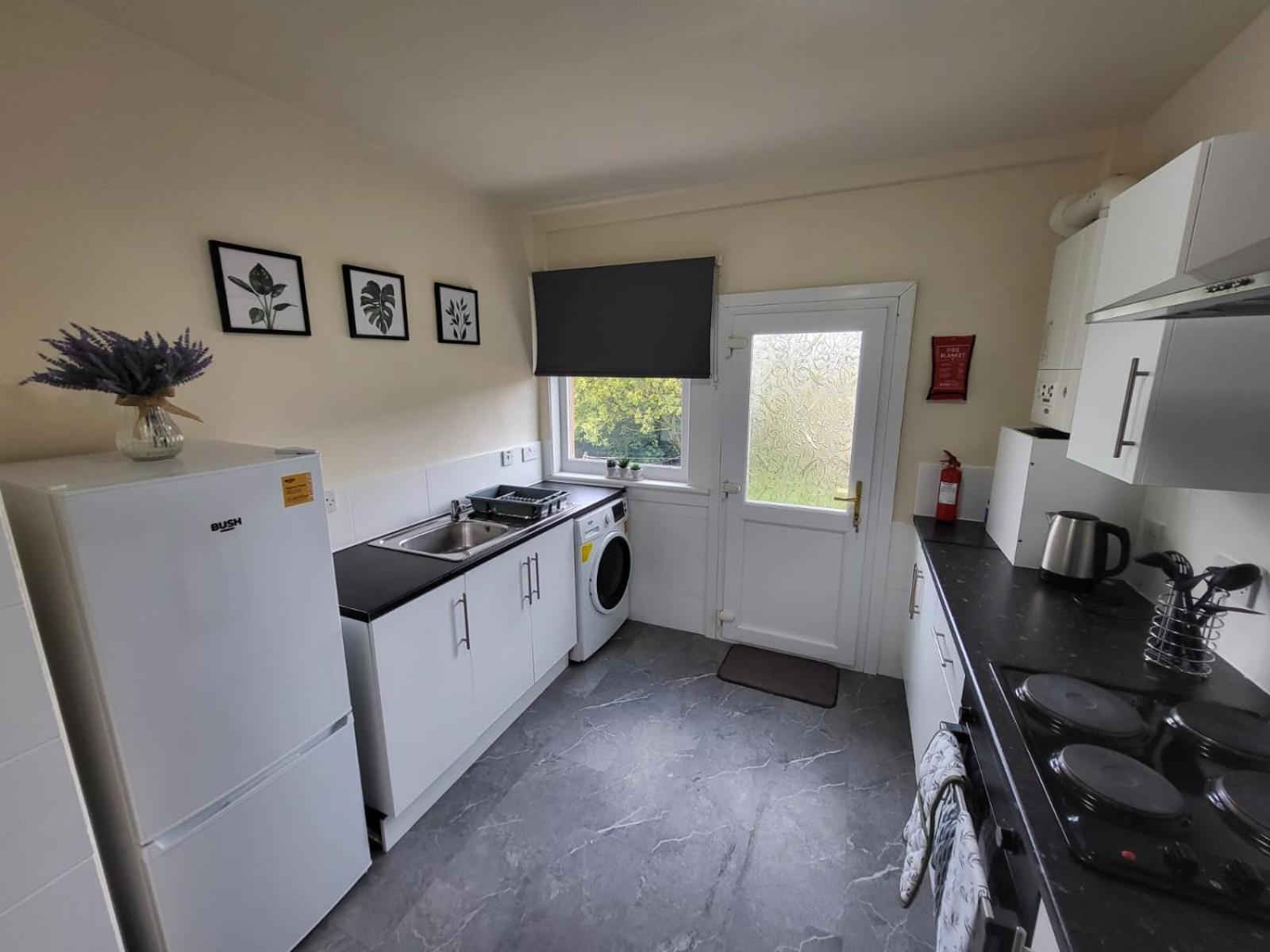 Apartment Large 3 Bed, Great For Contractors, With Private Parking Glasgow