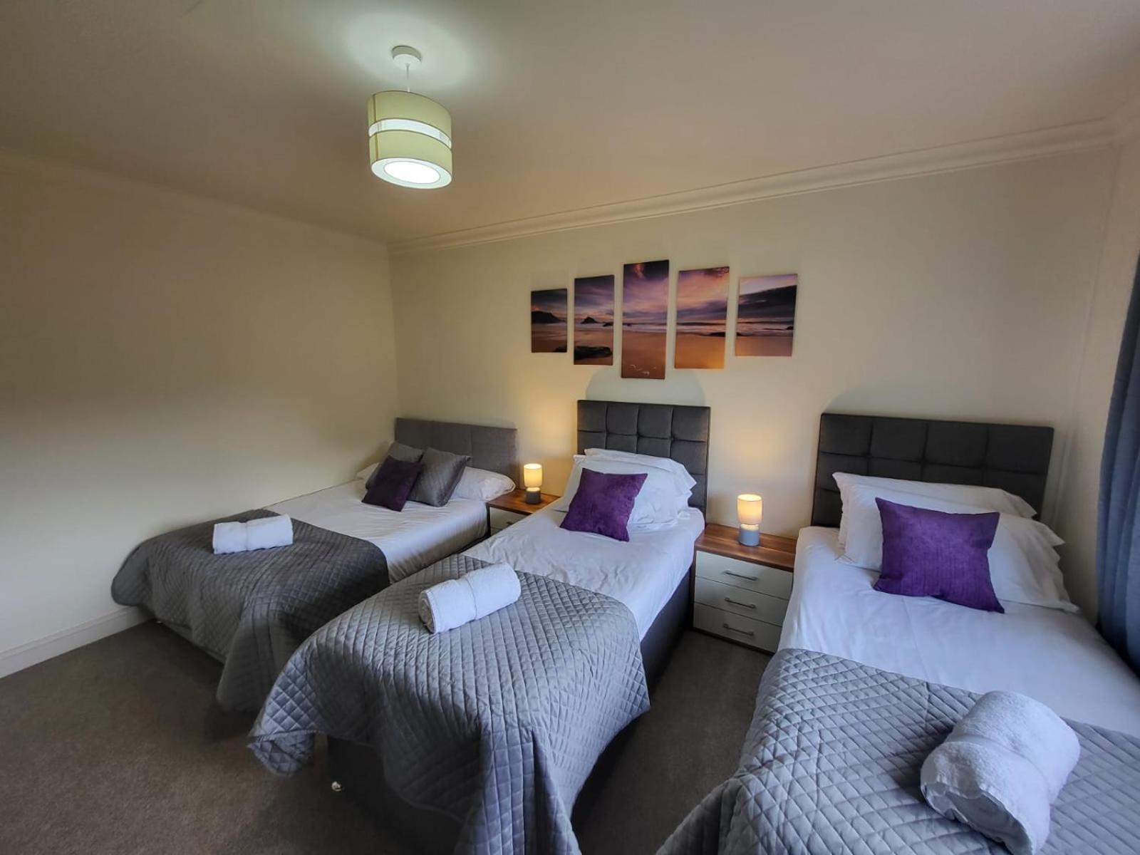Large 3 Bed, Great For Contractors, With Private Parking Apartment