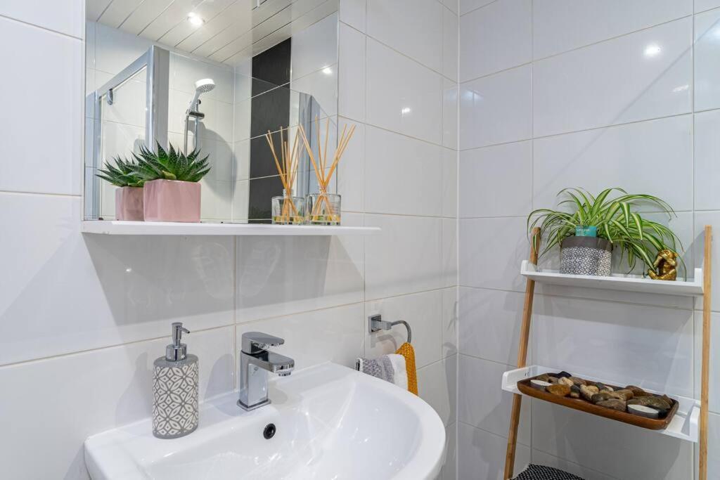 Stylish Pad With Free Private Parking Apartment Glasgow