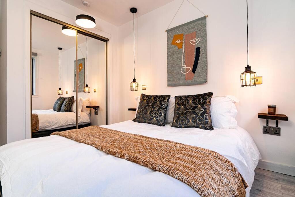 Stylish Pad With Free Private Parking *