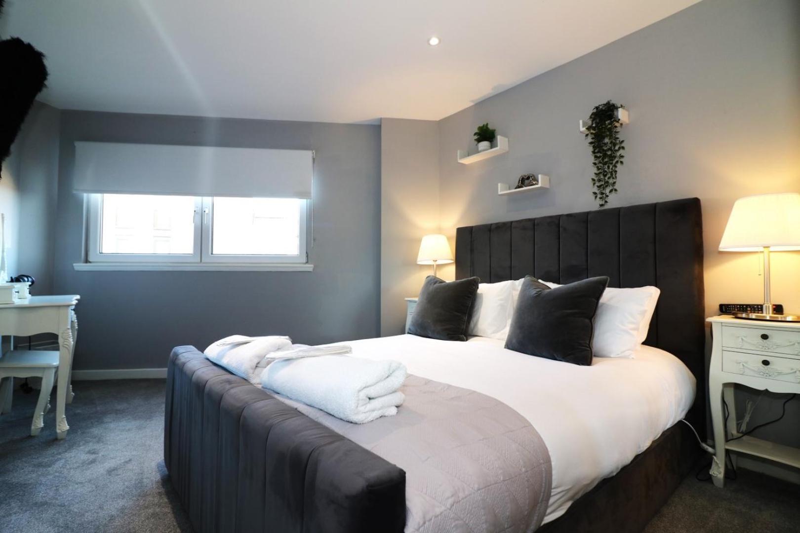 Glas-go 2 Bedroom 3 Min Walk To Secc Hydro Free Parking Onsite Apartment *