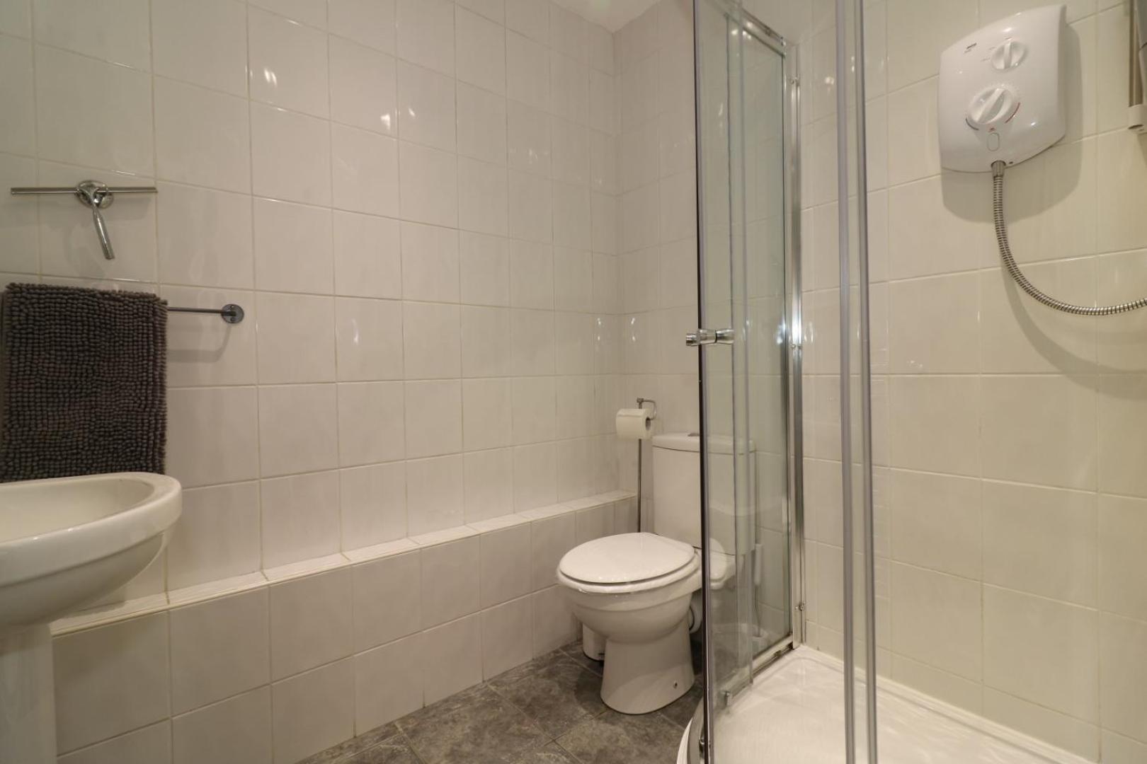 Glas-go 2 Bedroom 3 Min Walk To Secc Hydro Free Parking Onsite Apartment *