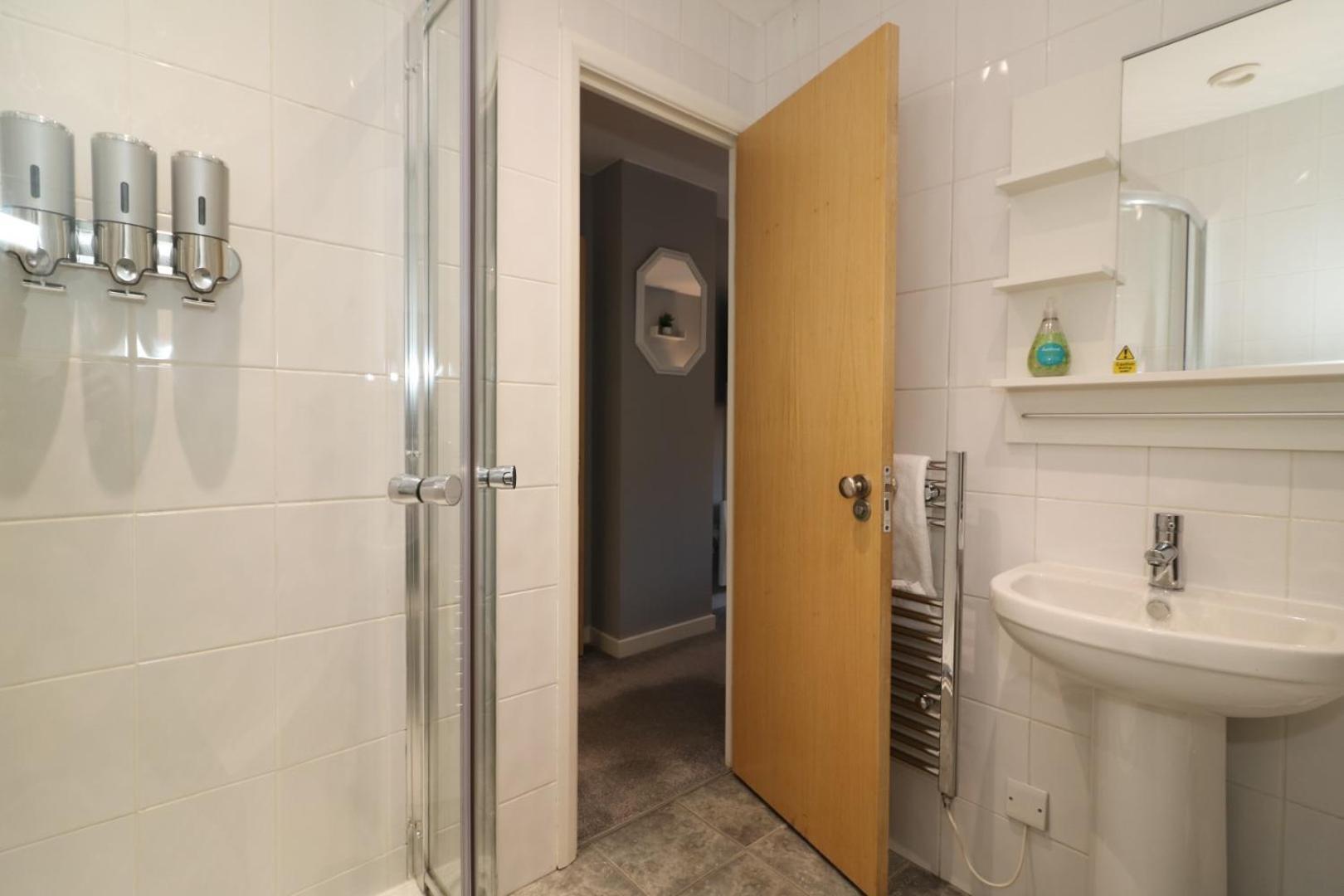Glas-go 2 Bedroom 3 Min Walk To Secc Hydro Free Parking Onsite Apartment *
