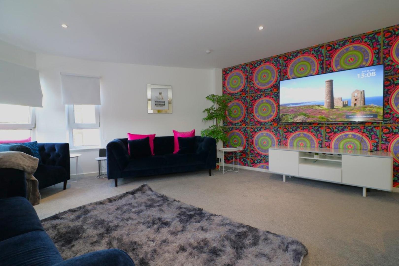 Glas-go 2 Bedroom 3 Min Walk To Secc Hydro Free Parking Onsite Apartment *