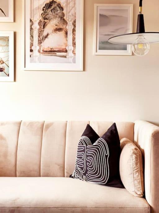 Modern 5 Bedroom Townhouse With Free Parking Holiday home