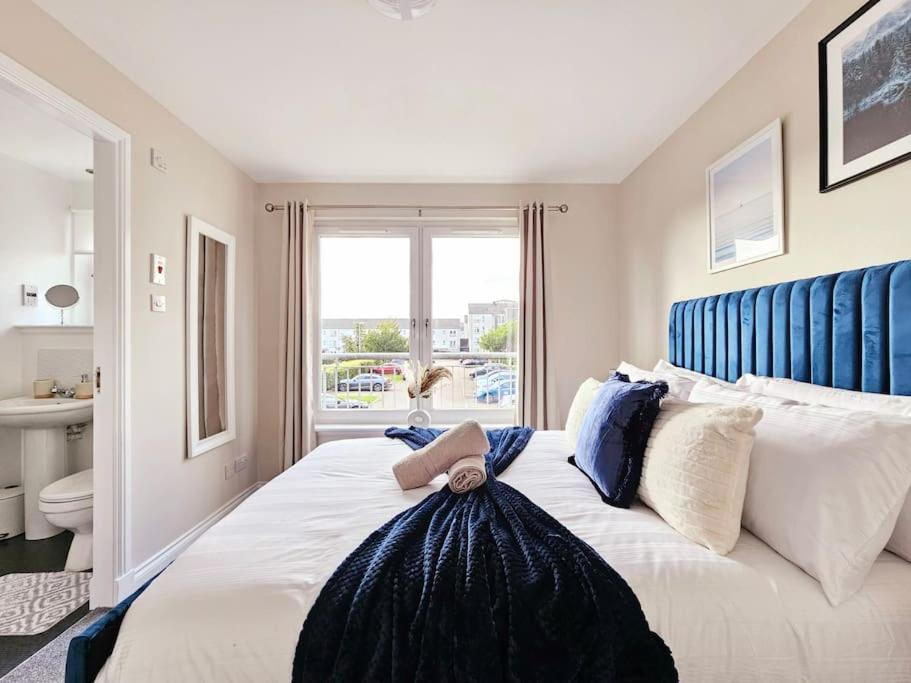Modern 5 Bedroom Townhouse With Free Parking