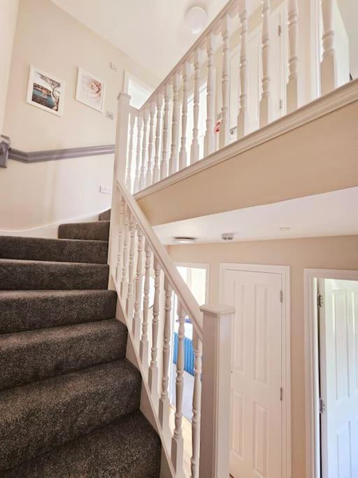 Modern 5 Bedroom Townhouse With Free Parking Holiday home *