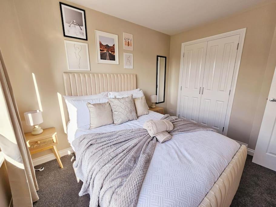 Modern 5 Bedroom Townhouse With Free Parking Holiday home Glasgow
