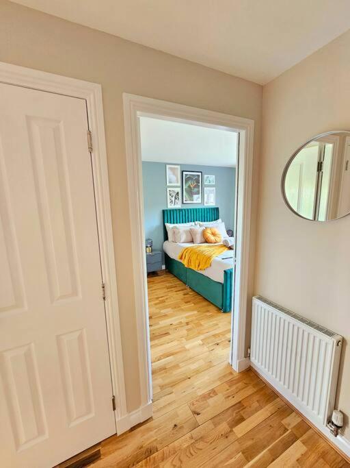 Holiday home Modern 5 Bedroom Townhouse With Free Parking *