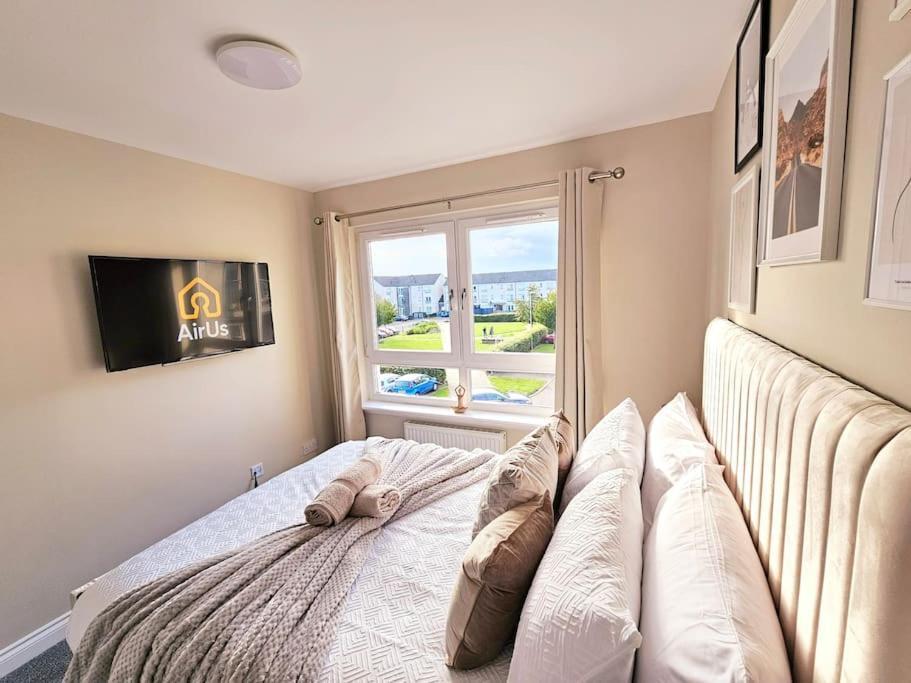 Modern 5 Bedroom Townhouse With Free Parking *