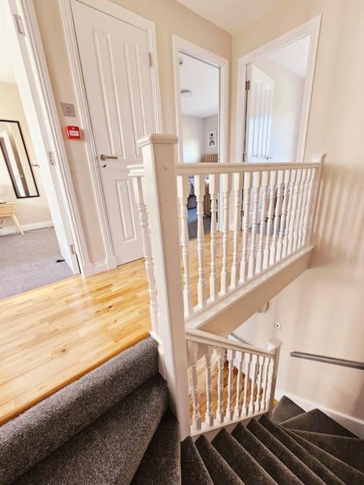 Modern 5 Bedroom Townhouse With Free Parking Holiday home