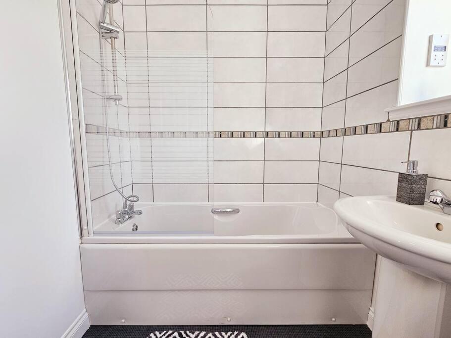 Modern 5 Bedroom Townhouse With Free Parking Holiday home *