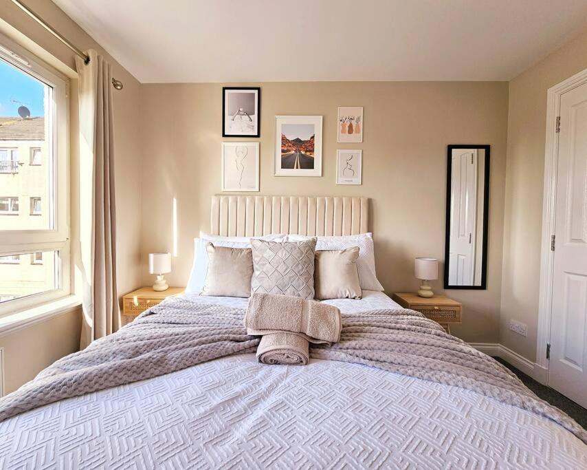 Modern 5 Bedroom Townhouse With Free Parking * Glasgow