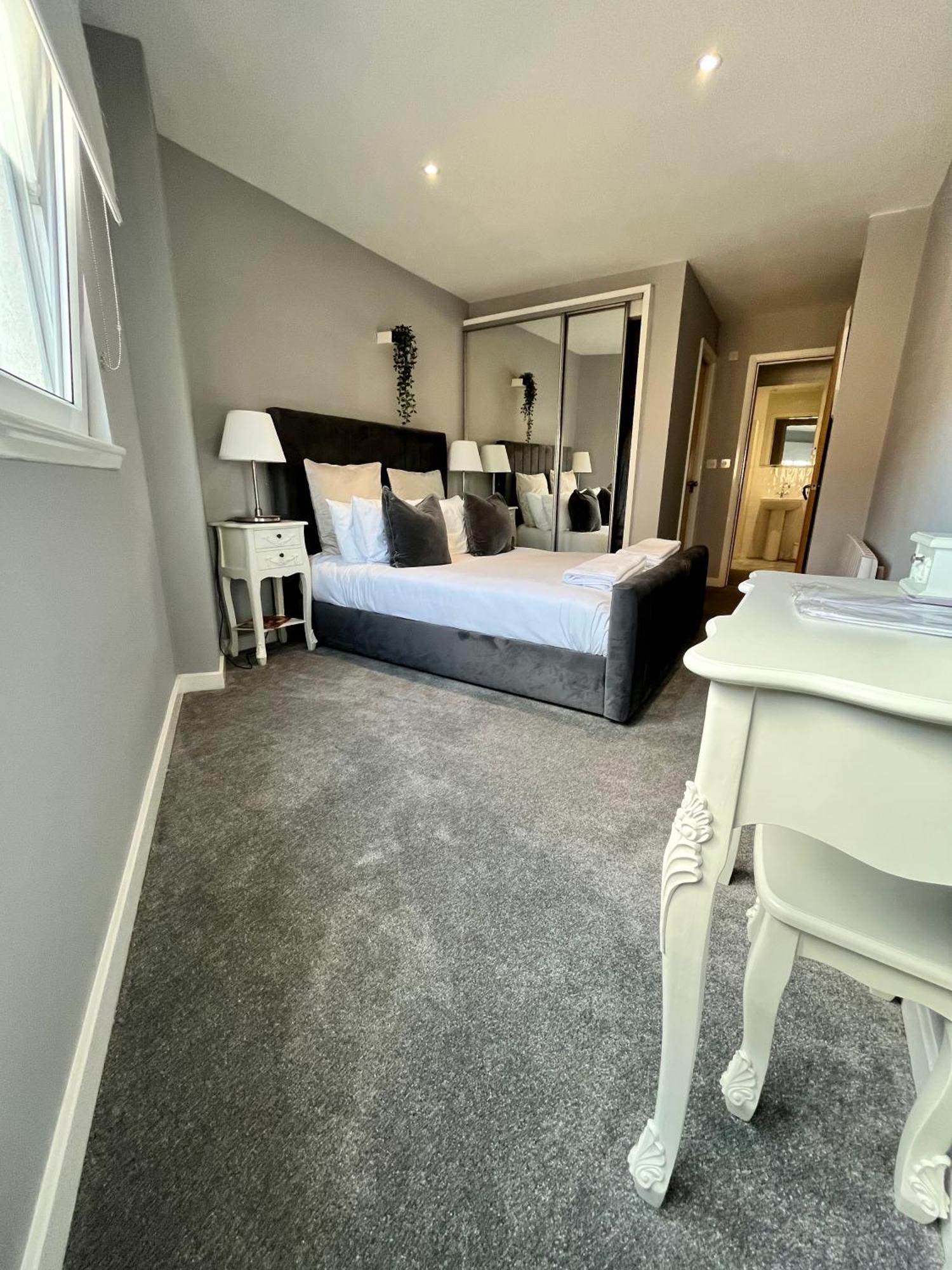 Glas-go 2 Bedroom 3 Min Walk To Secc Hydro Free Parking Onsite *