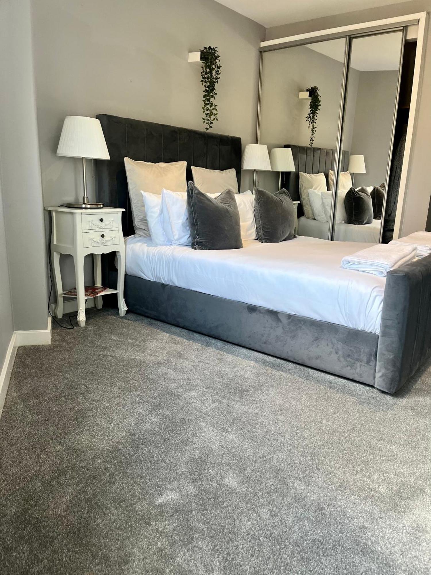 Glas-go 2 Bedroom 3 Min Walk To Secc Hydro Free Parking Onsite *
