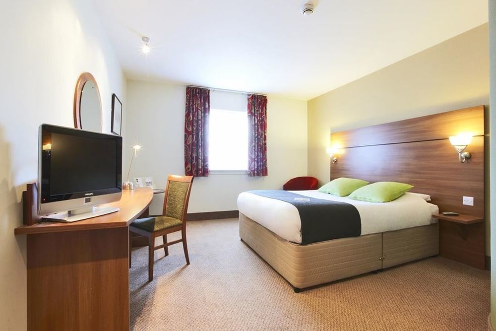 Premier Braehead Hotel 3*