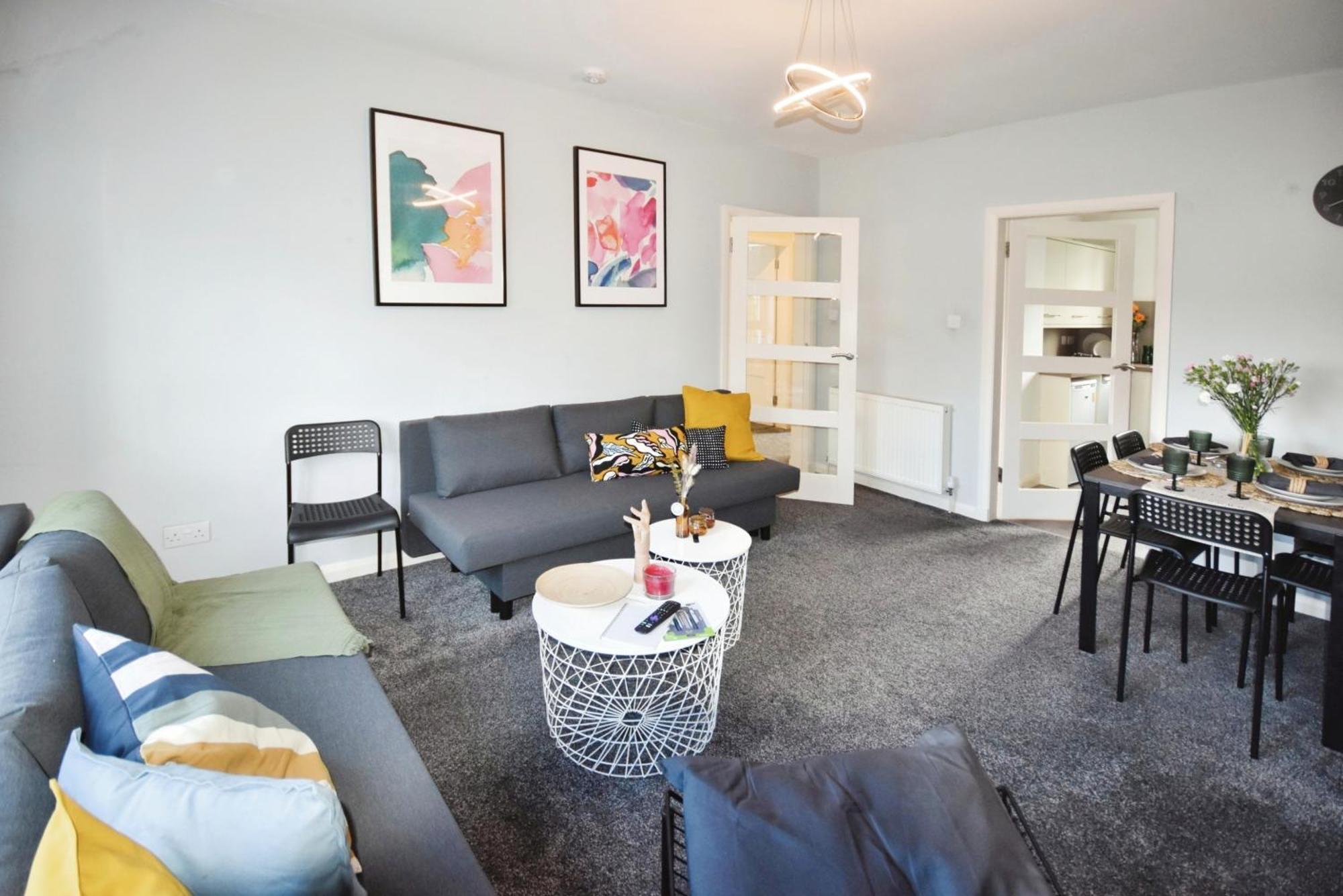Modern Style , Separate Entrance * Glasgow