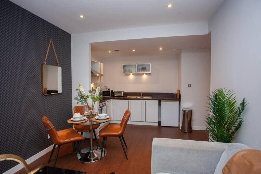 Apartment 1 Bedroom In Very Location Glasgow