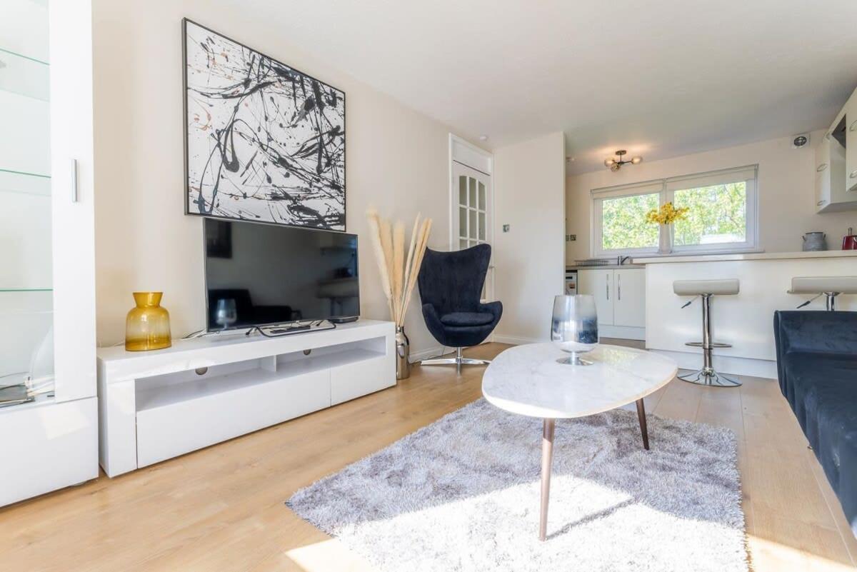 Stunning Centre 1 Bed With Free Parking *
