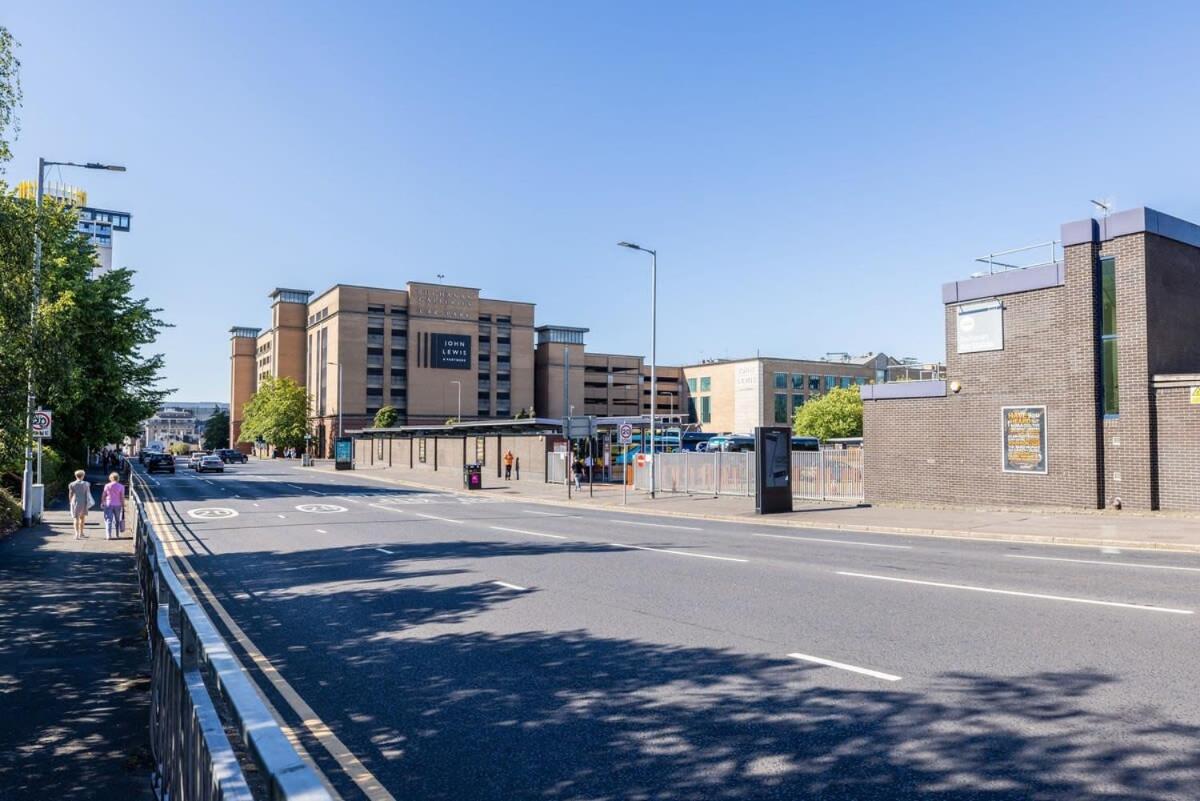 Stunning Centre 1 Bed With Free Parking Apartment *