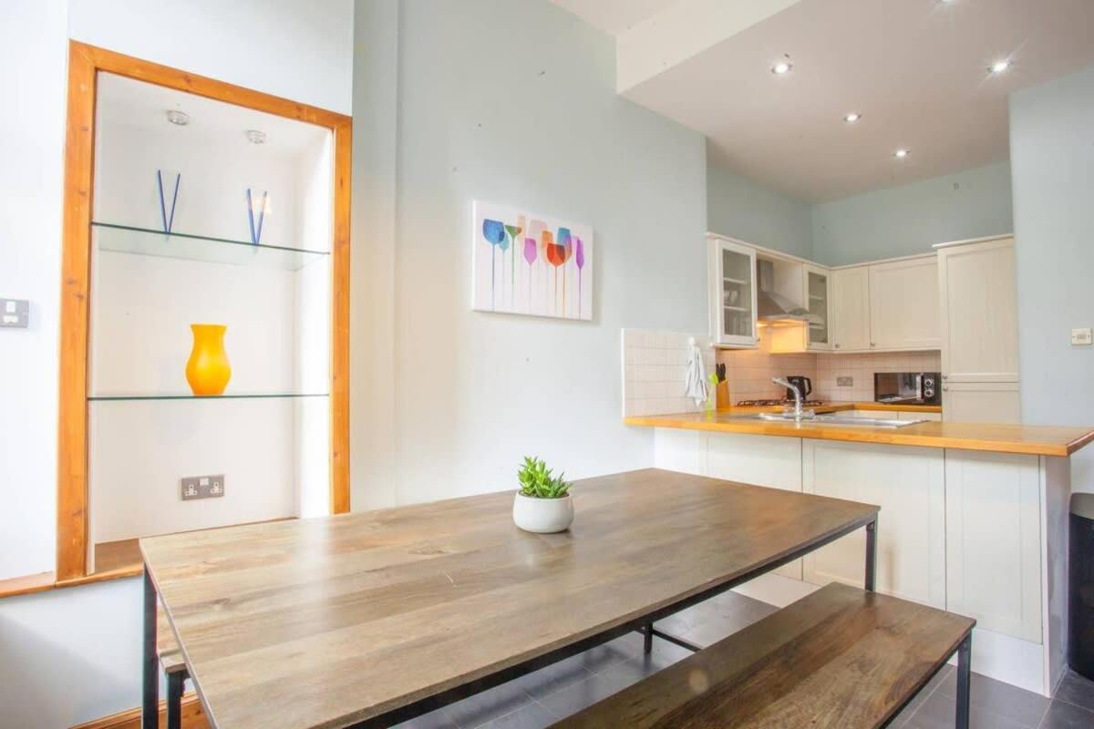 Apartment Modern, Light-filled And Sleek West End Glasgow