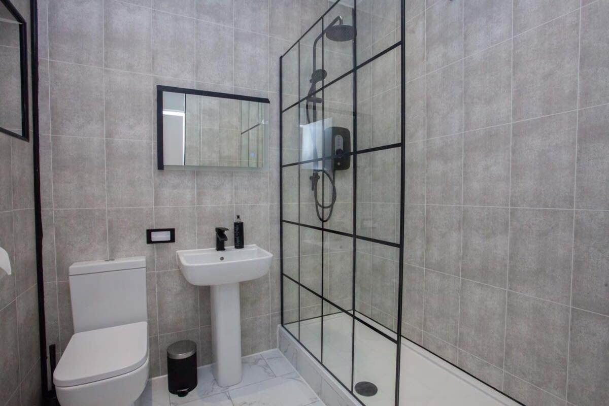 Newly Renovated Apartment *