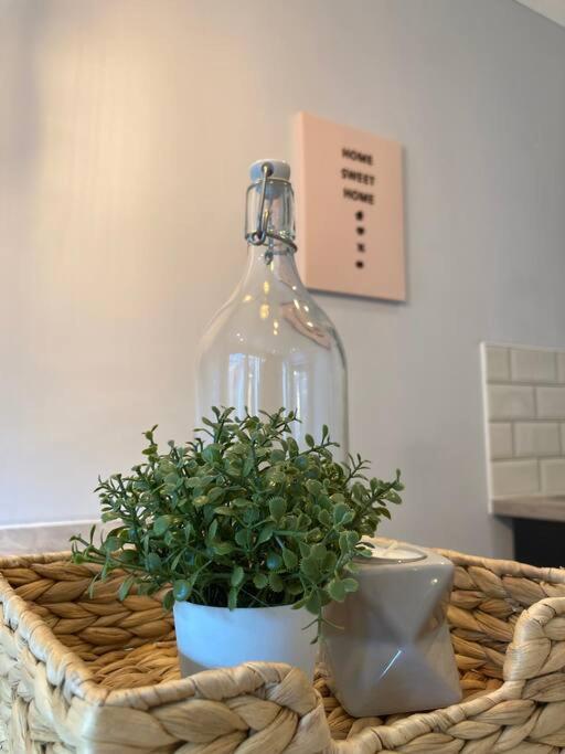 Apartment Rustic Floor West End Pad With Balcony, Parking Next To Byers Road, Aston Lane, Uni *