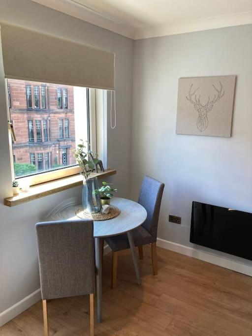 Apartment Rustic Floor West End Pad With Balcony, Parking Next To Byers Road, Aston Lane, Uni
