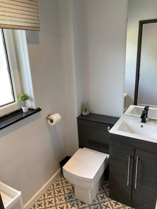 Rustic Floor West End Pad With Balcony, Parking Next To Byers Road, Aston Lane, Uni Glasgow